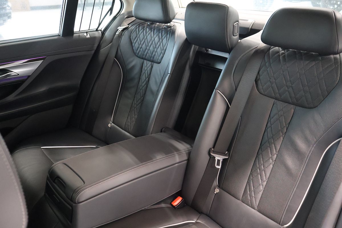 Photo 13 of this BMW 7 Series