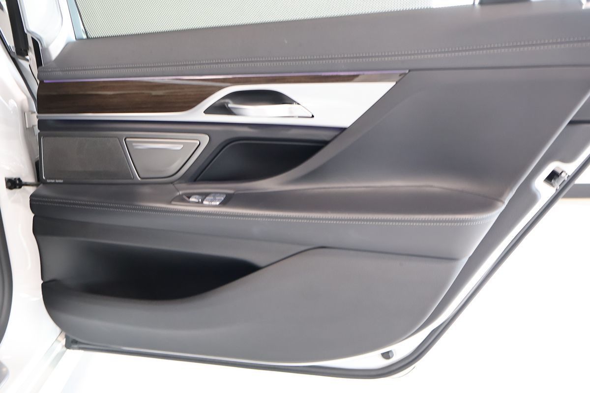 Photo 17 of this BMW 7 Series