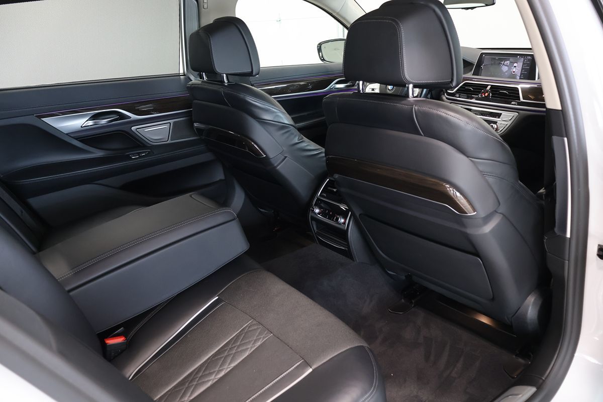 Photo 15 of this BMW 7 Series