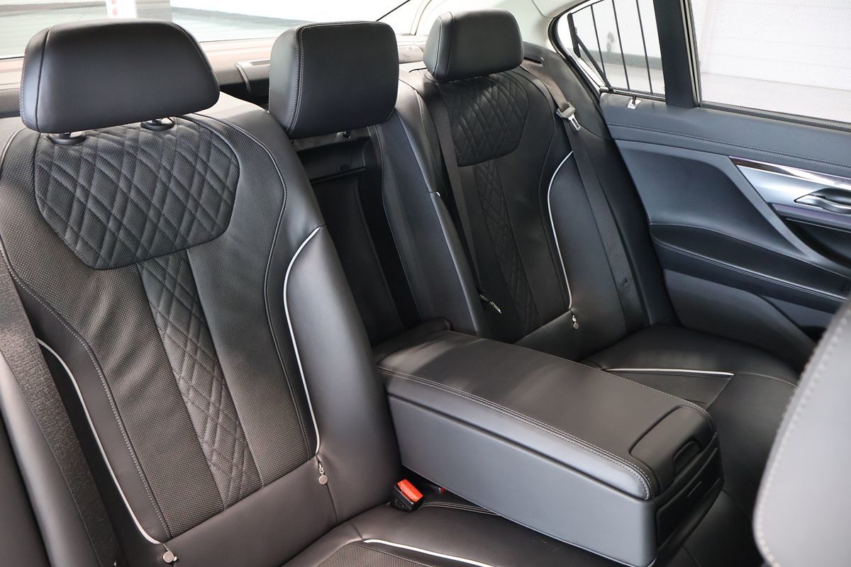 Photo 16 of this BMW 7 Series