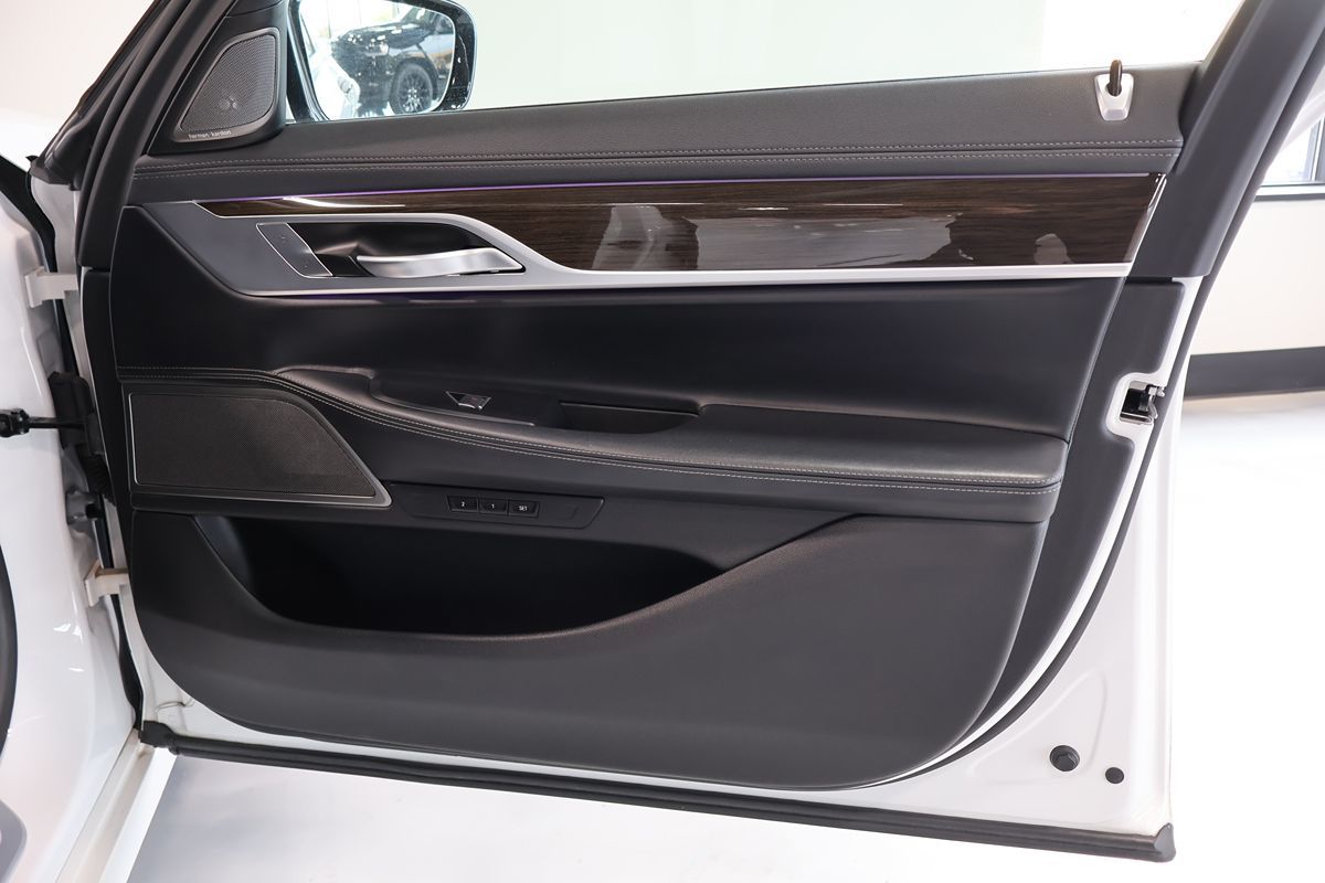 Photo 18 of this BMW 7 Series