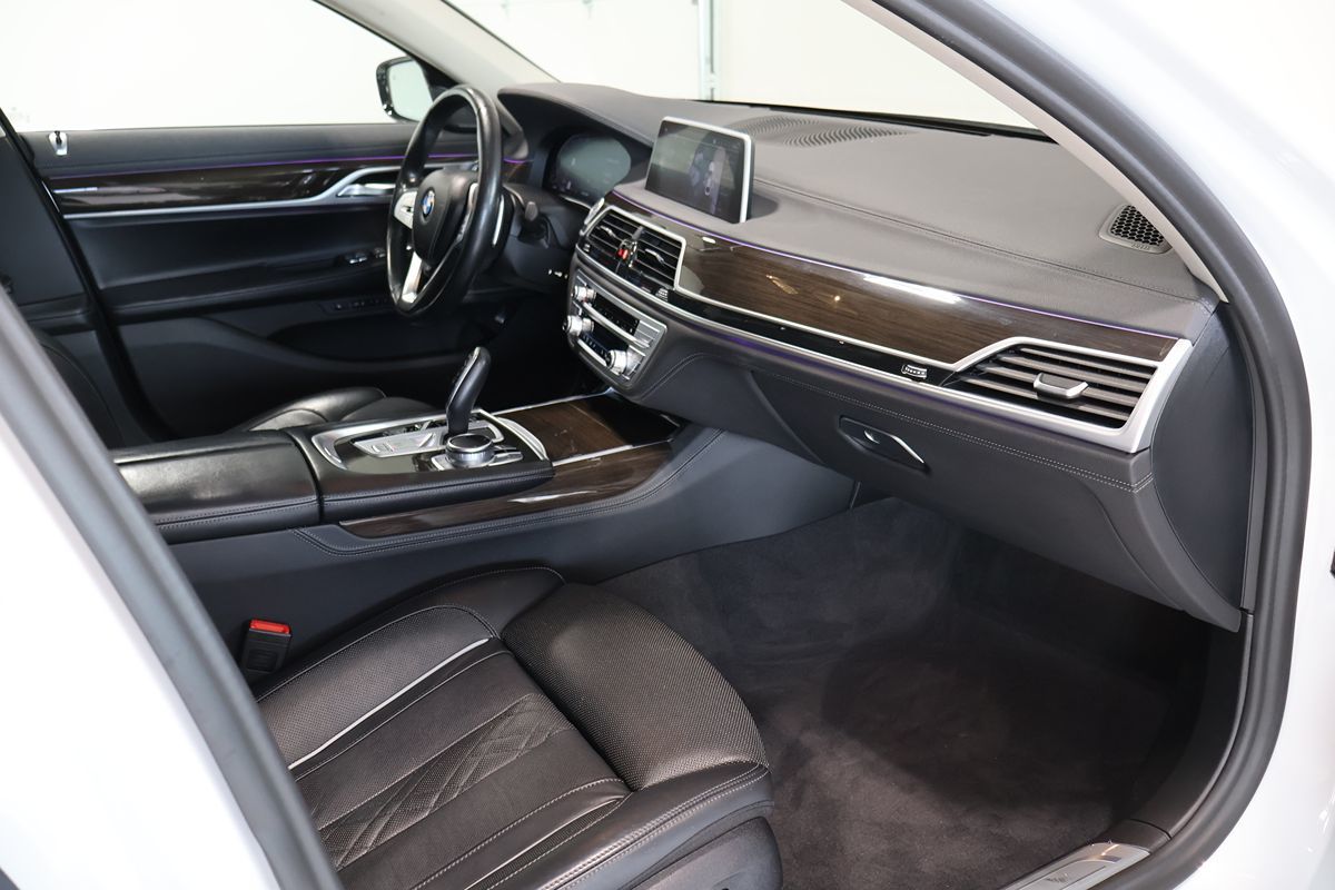 Photo 19 of this BMW 7 Series