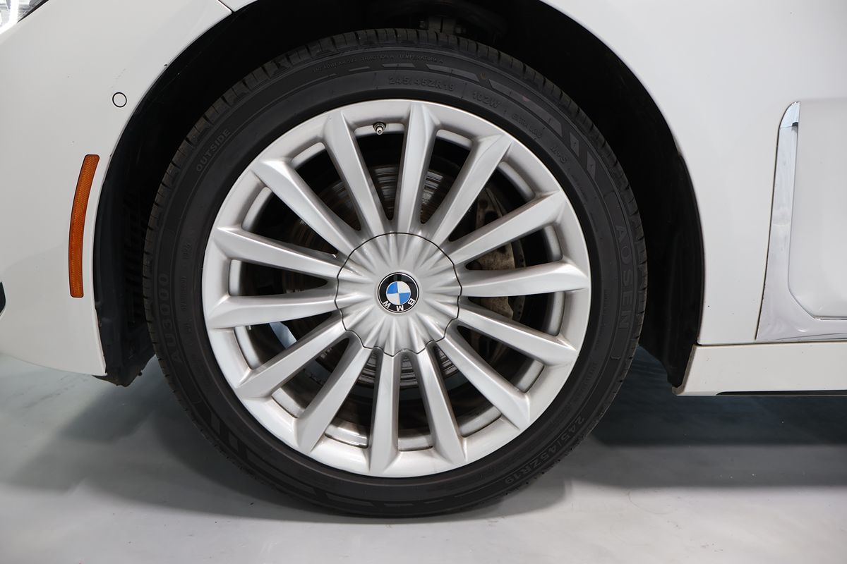 Photo 23 of this BMW 7 Series