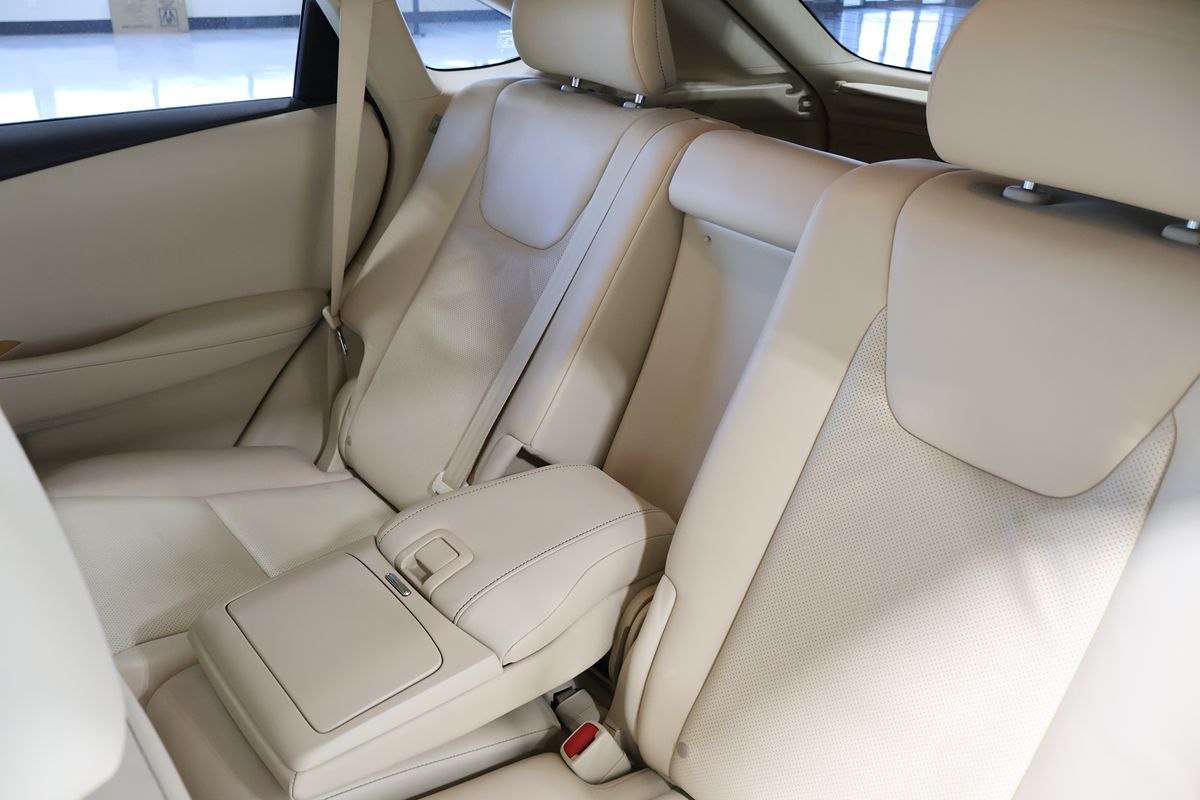 Photo 13 of this Lexus RX 450h