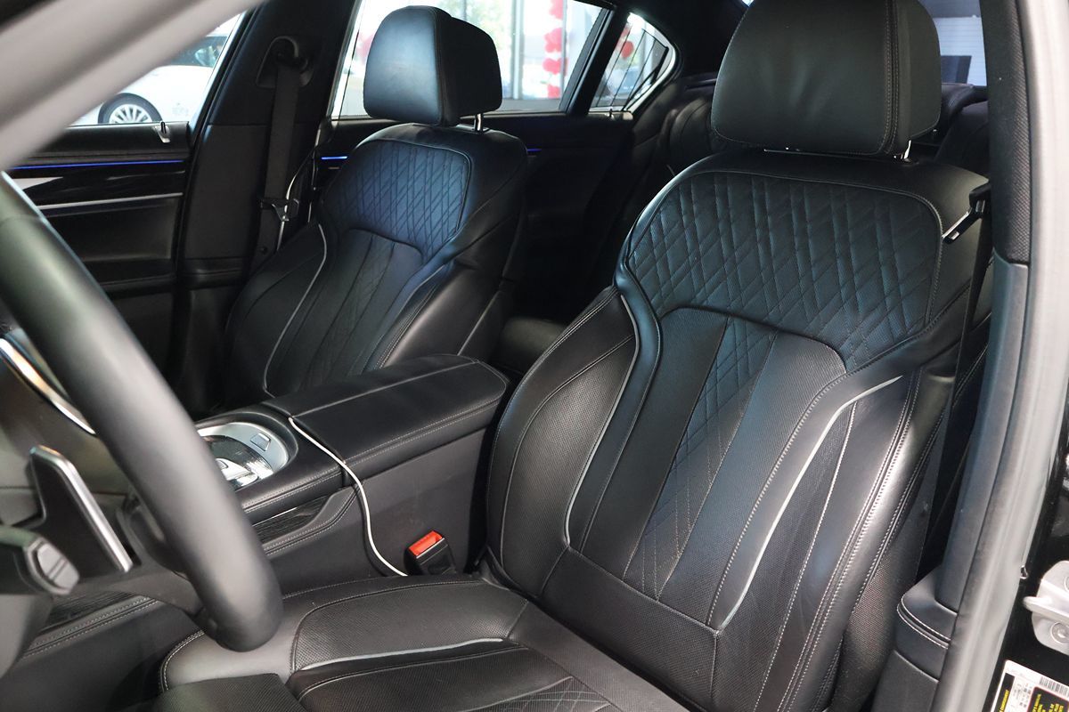 Photo 8 of this BMW 7 Series