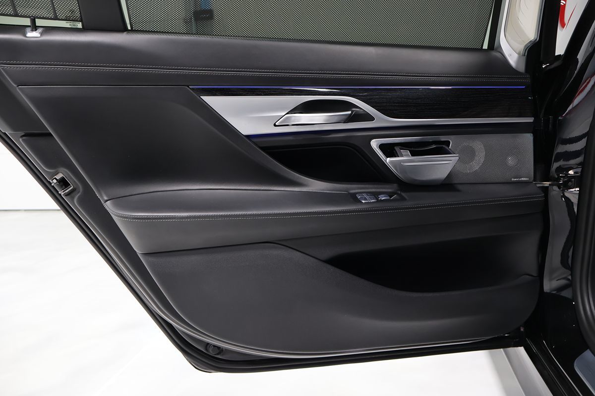 Photo 11 of this BMW 7 Series