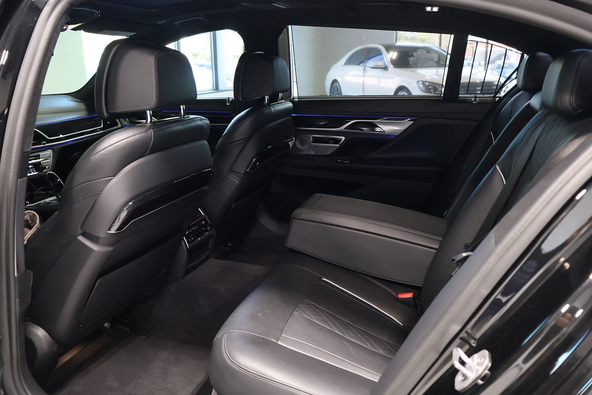 Photo 12 of this BMW 7 Series