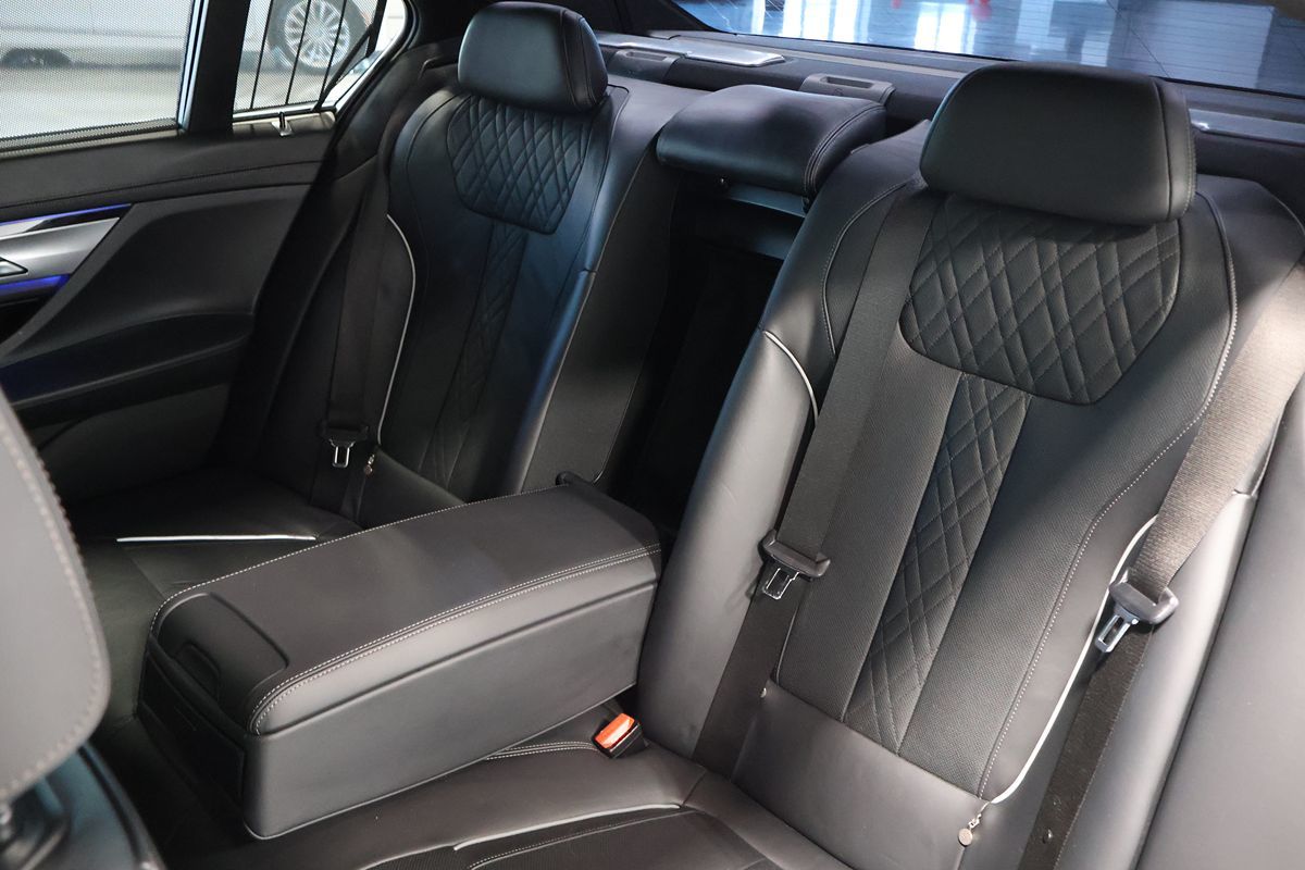 Photo 13 of this BMW 7 Series