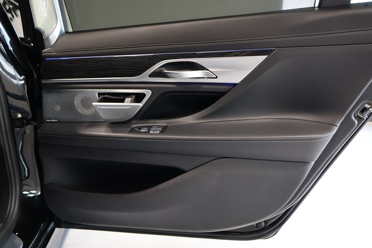 Photo 17 of this BMW 7 Series