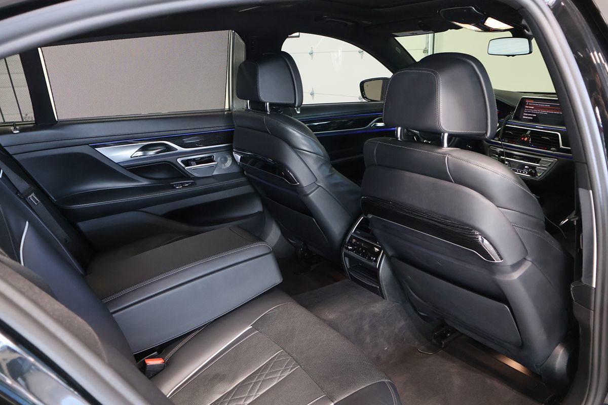 Photo 16 of this BMW 7 Series