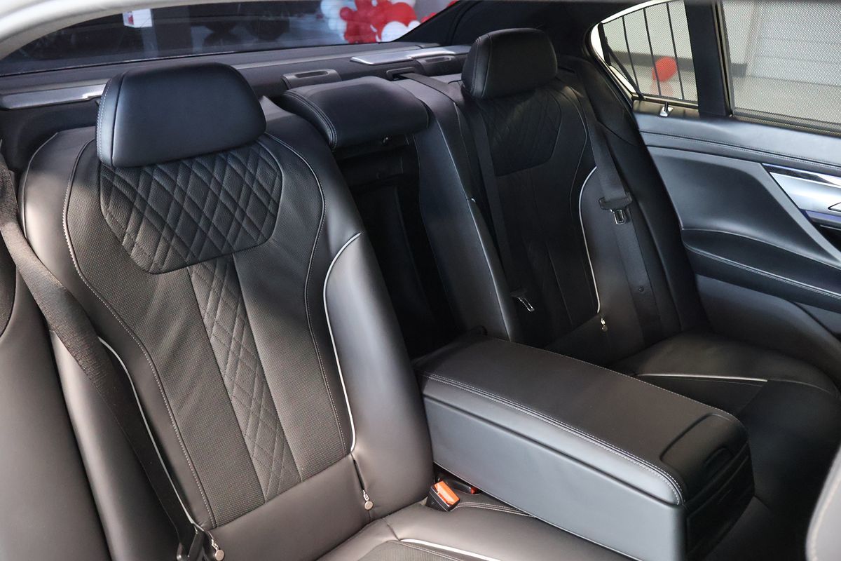 Photo 15 of this BMW 7 Series
