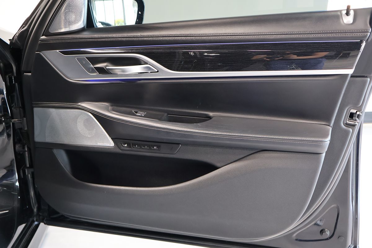 Photo 18 of this BMW 7 Series