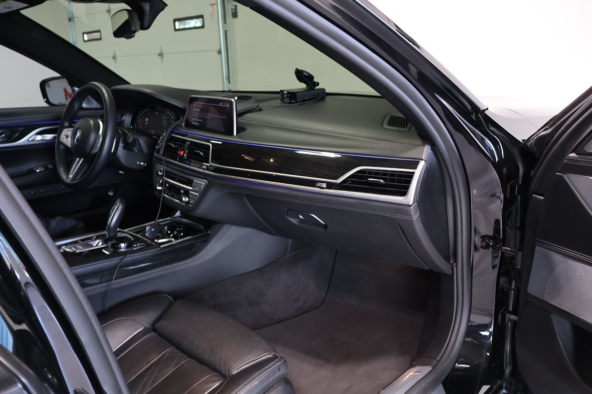 Photo 20 of this BMW 7 Series