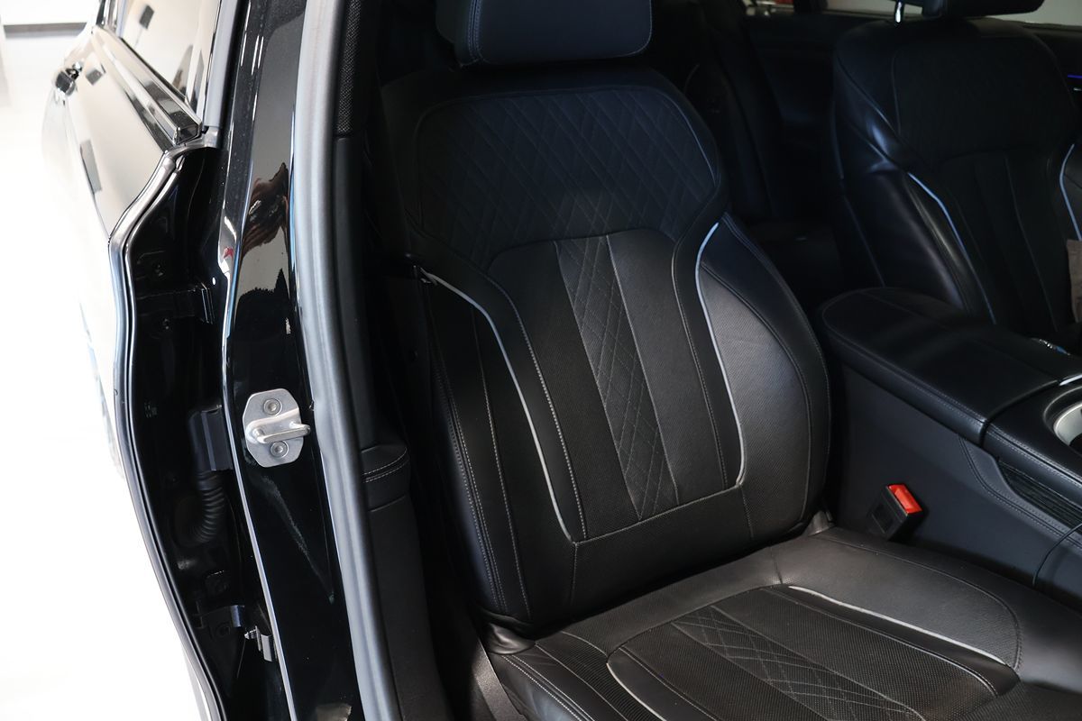 Photo 21 of this BMW 7 Series
