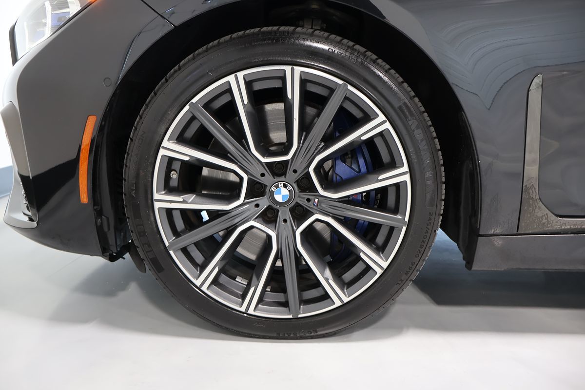 Photo 23 of this BMW 7 Series