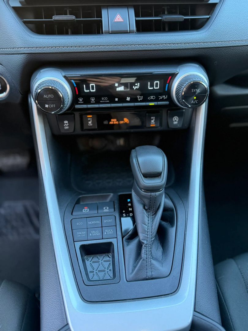 2024 Toyota RAV4 XLE - Photo 25