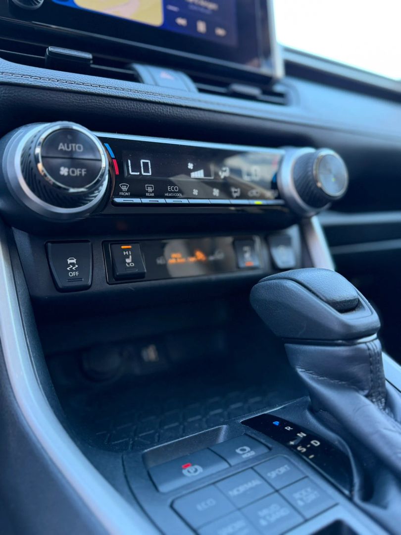 2024 Toyota RAV4 XLE - Photo 27
