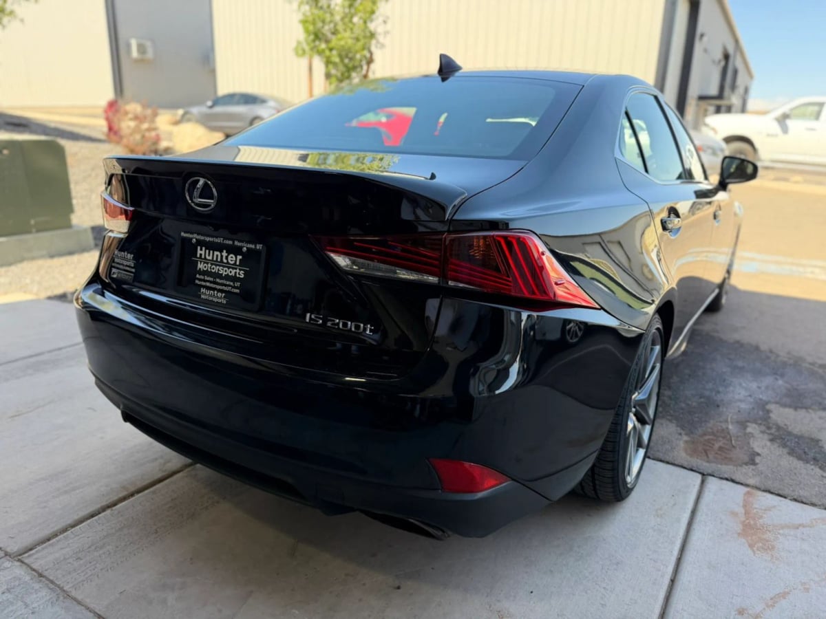 2017 Lexus IS 200t - Photo 7