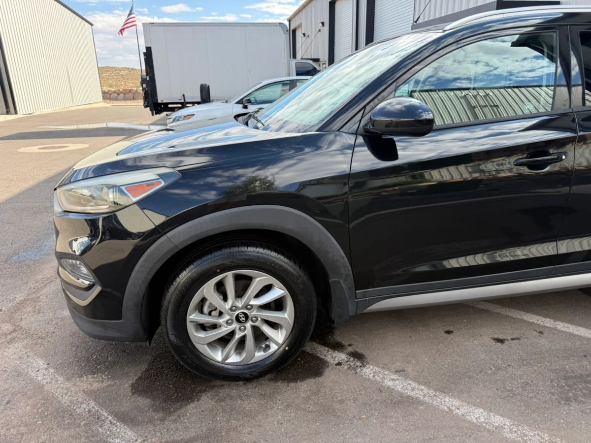 Photo 2 of this Hyundai Tucson