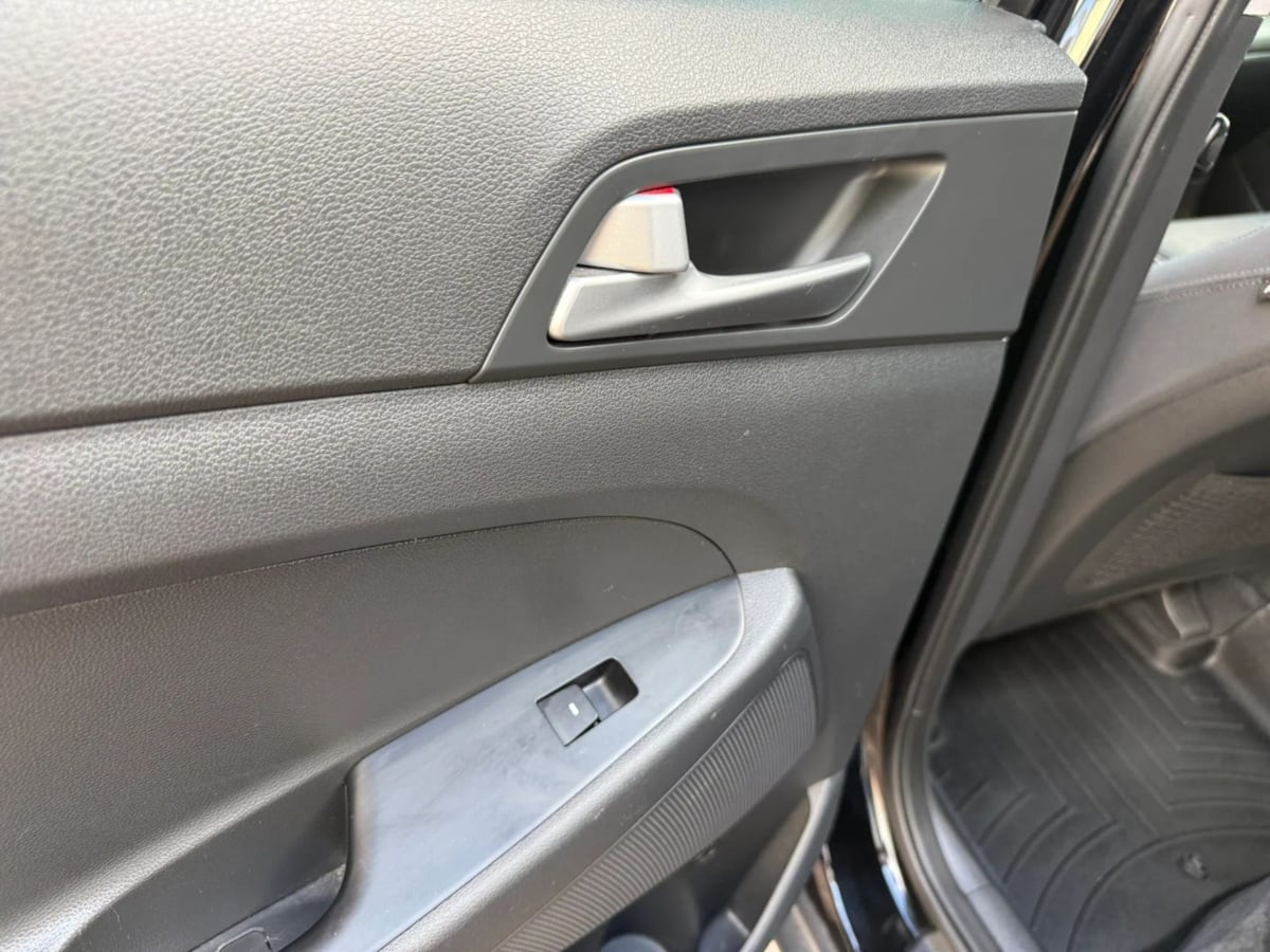 Photo 39 of this Hyundai Tucson