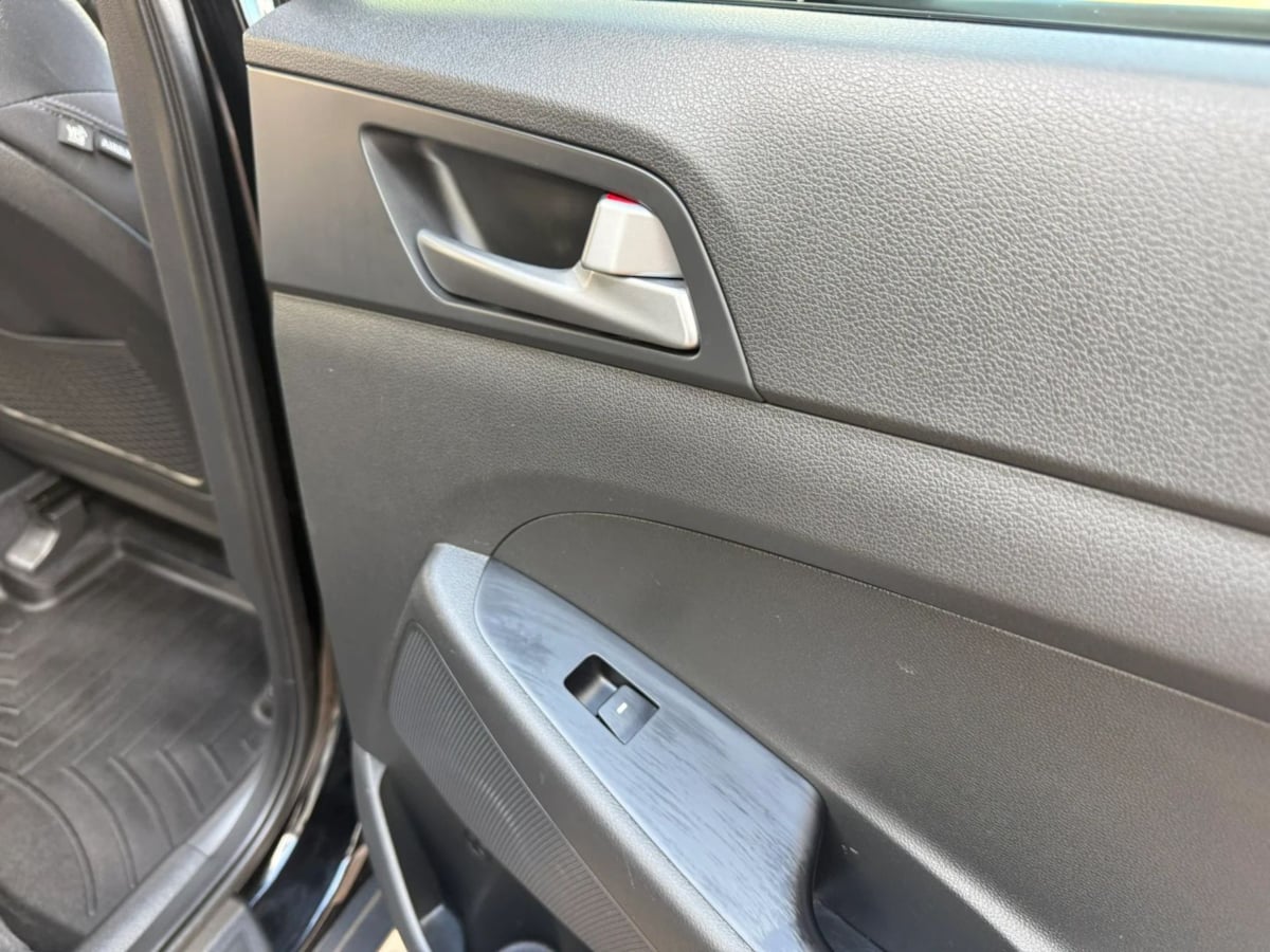 Photo 47 of this Hyundai Tucson
