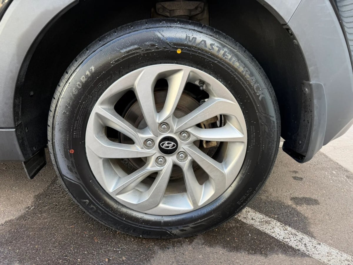 Photo 78 of this Hyundai Tucson