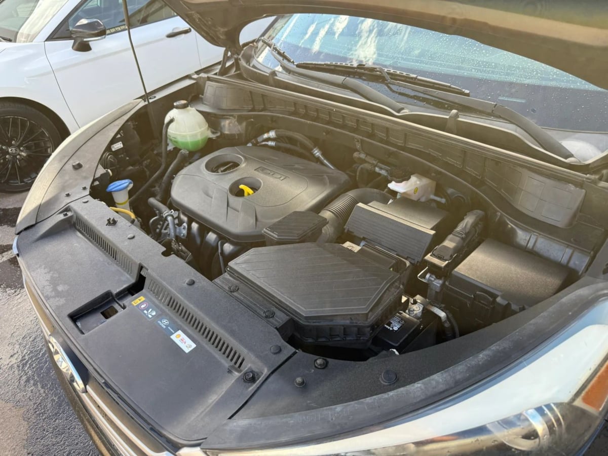 Photo 85 of this Hyundai Tucson