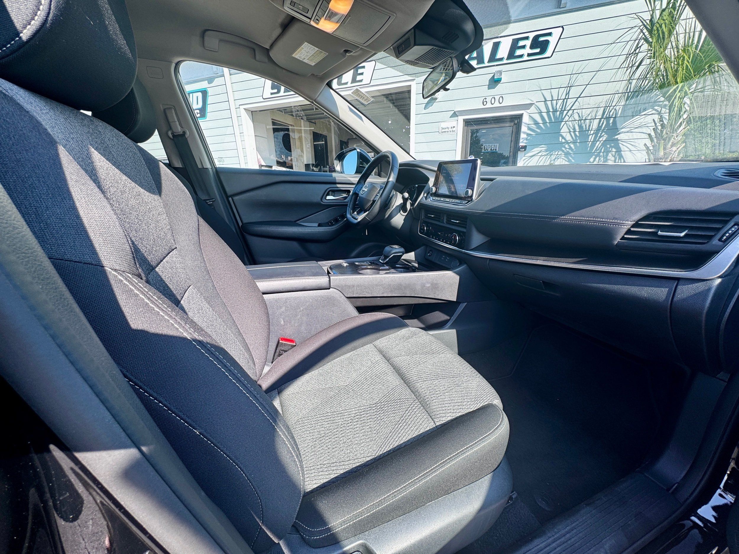2025 Nissan Rogue SV - Photo 14