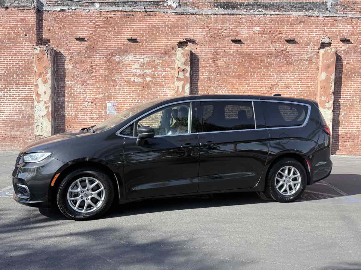 Chrysler Pacifica photo 2
