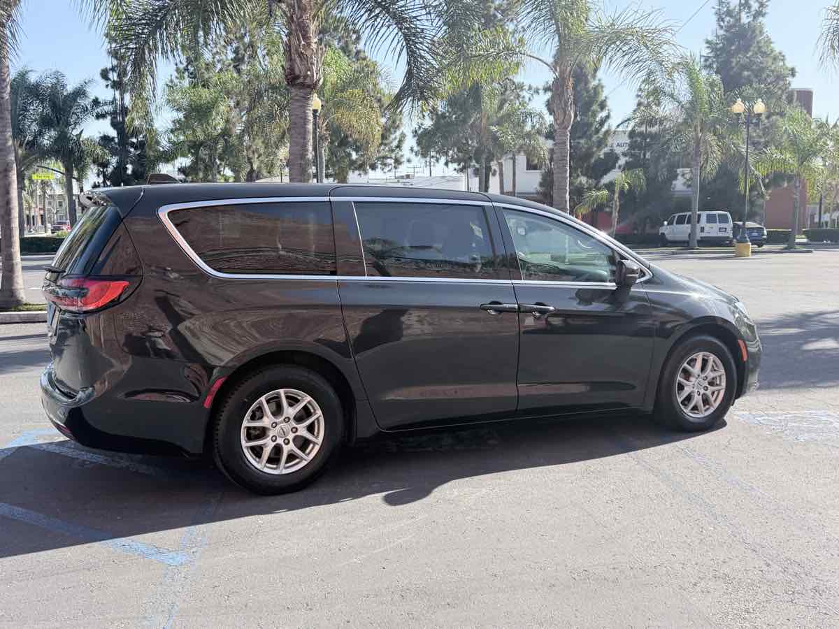Chrysler Pacifica photo 3