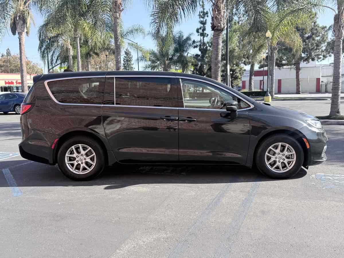 Chrysler Pacifica photo 4