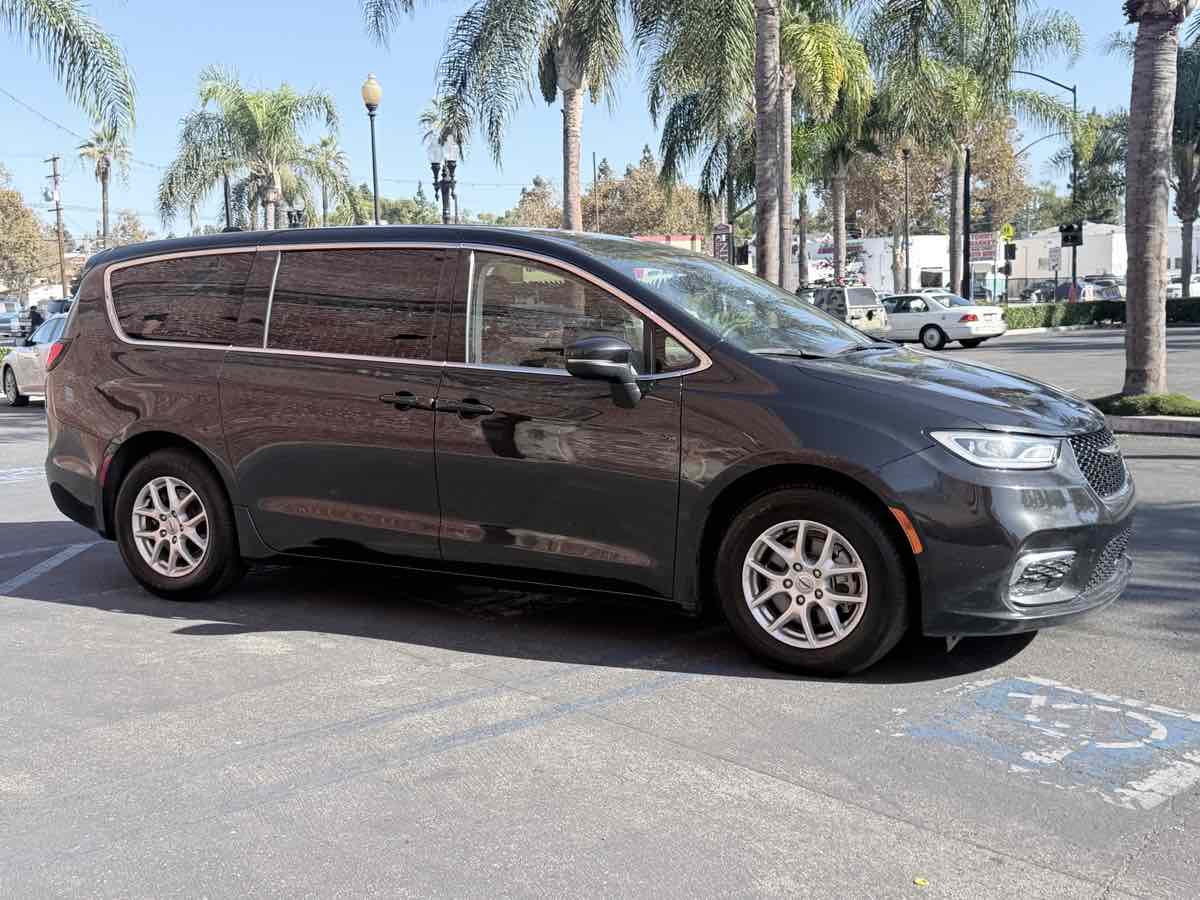 Chrysler Pacifica photo 5