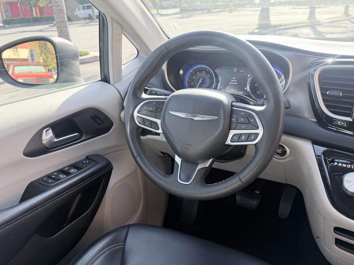 Chrysler Pacifica photo 6