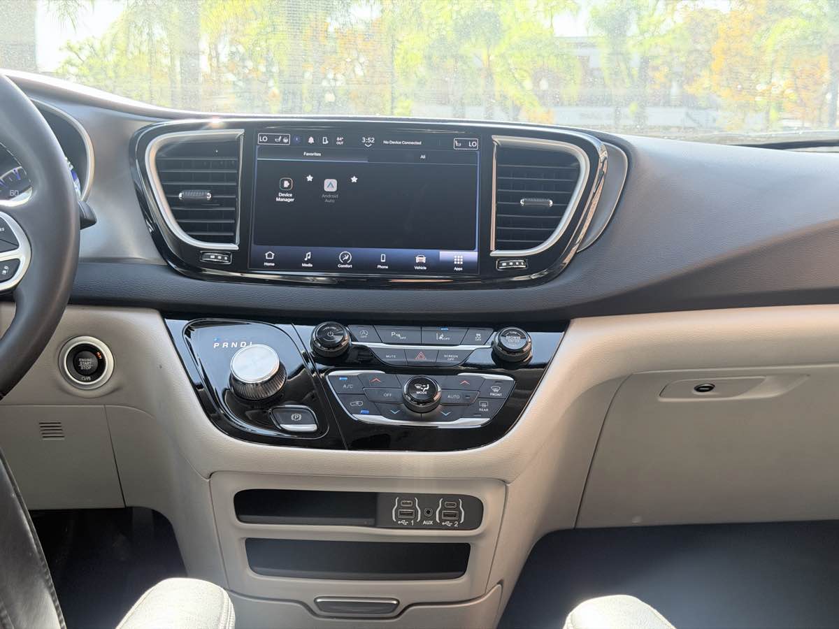 Chrysler Pacifica photo 8