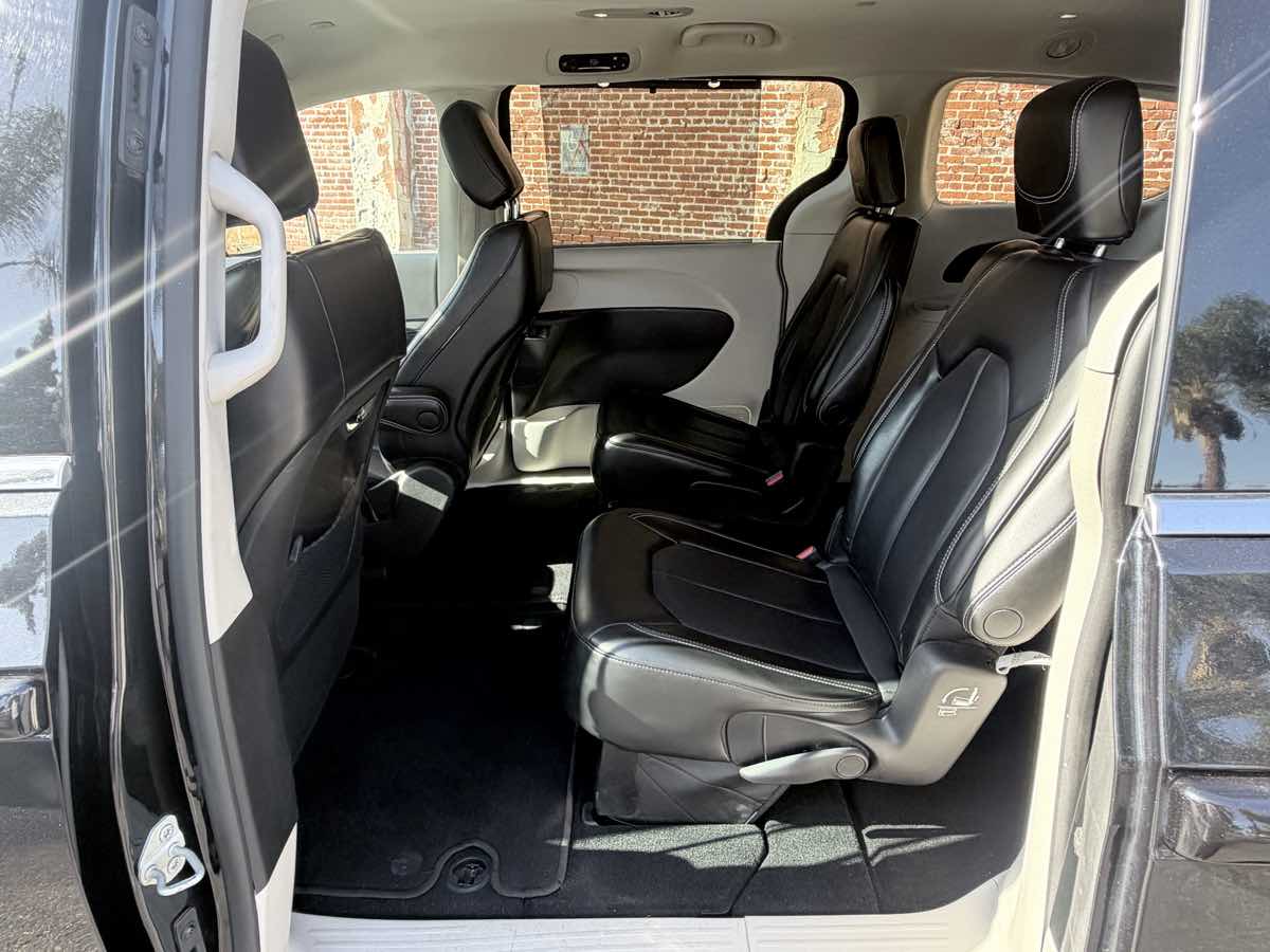 Chrysler Pacifica photo 9