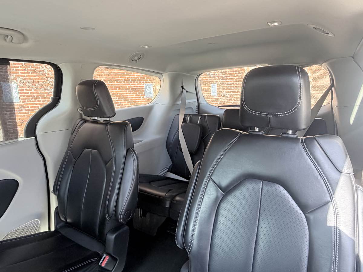 Chrysler Pacifica photo 10