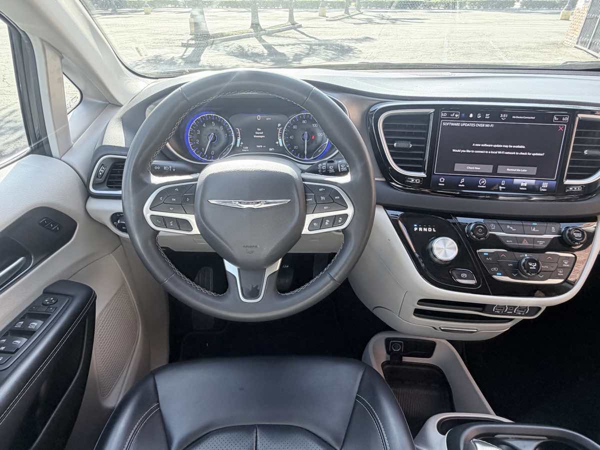 Chrysler Pacifica photo 11