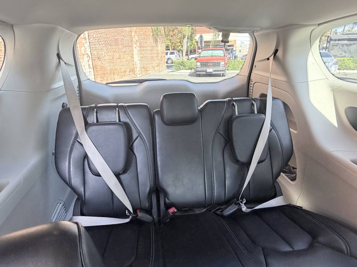 Chrysler Pacifica photo 12