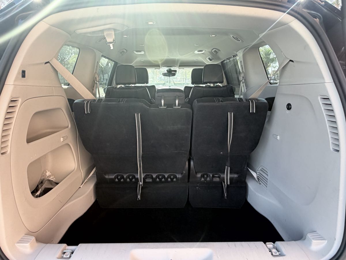 Chrysler Pacifica photo 14
