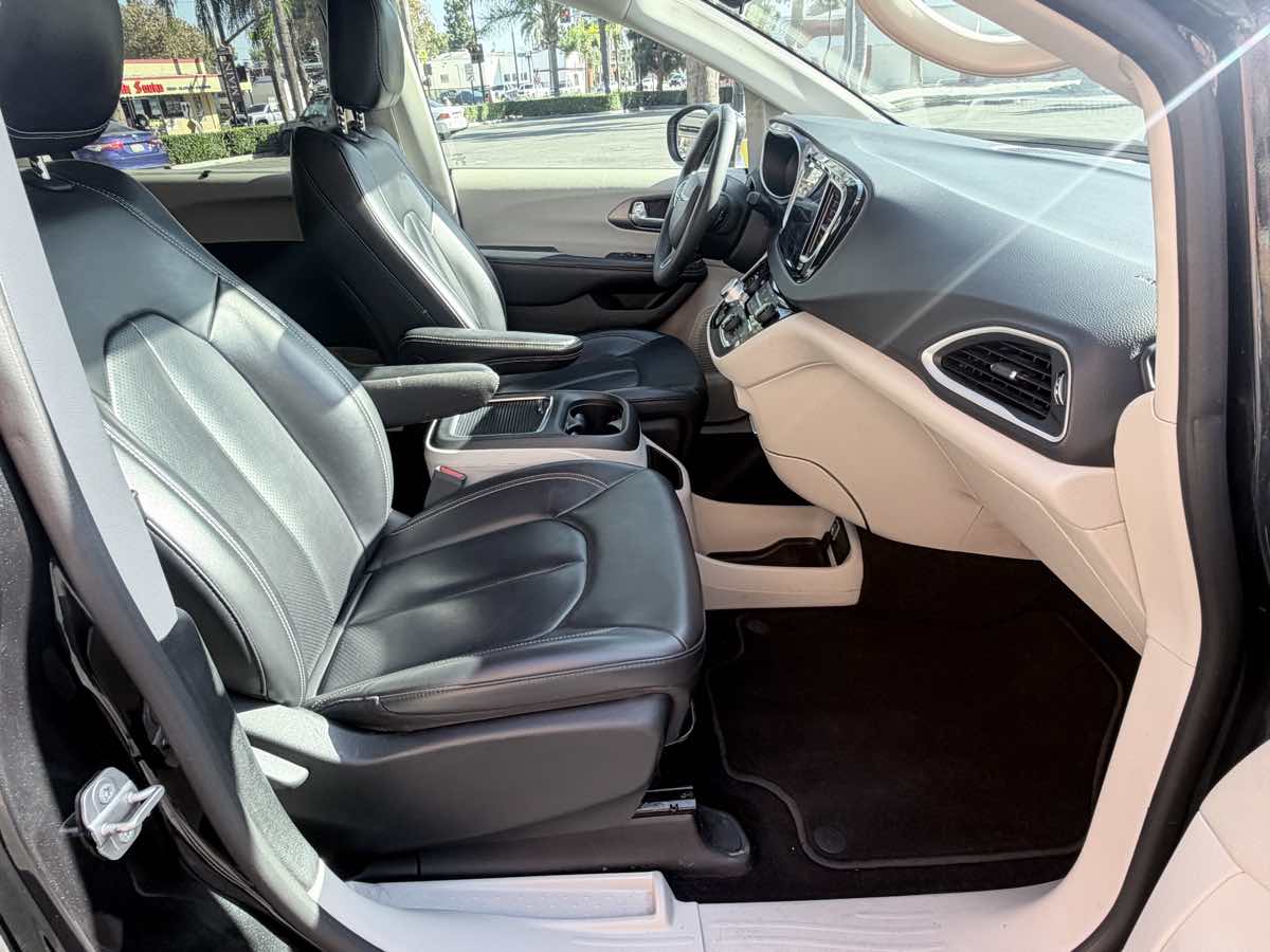 Chrysler Pacifica photo 15