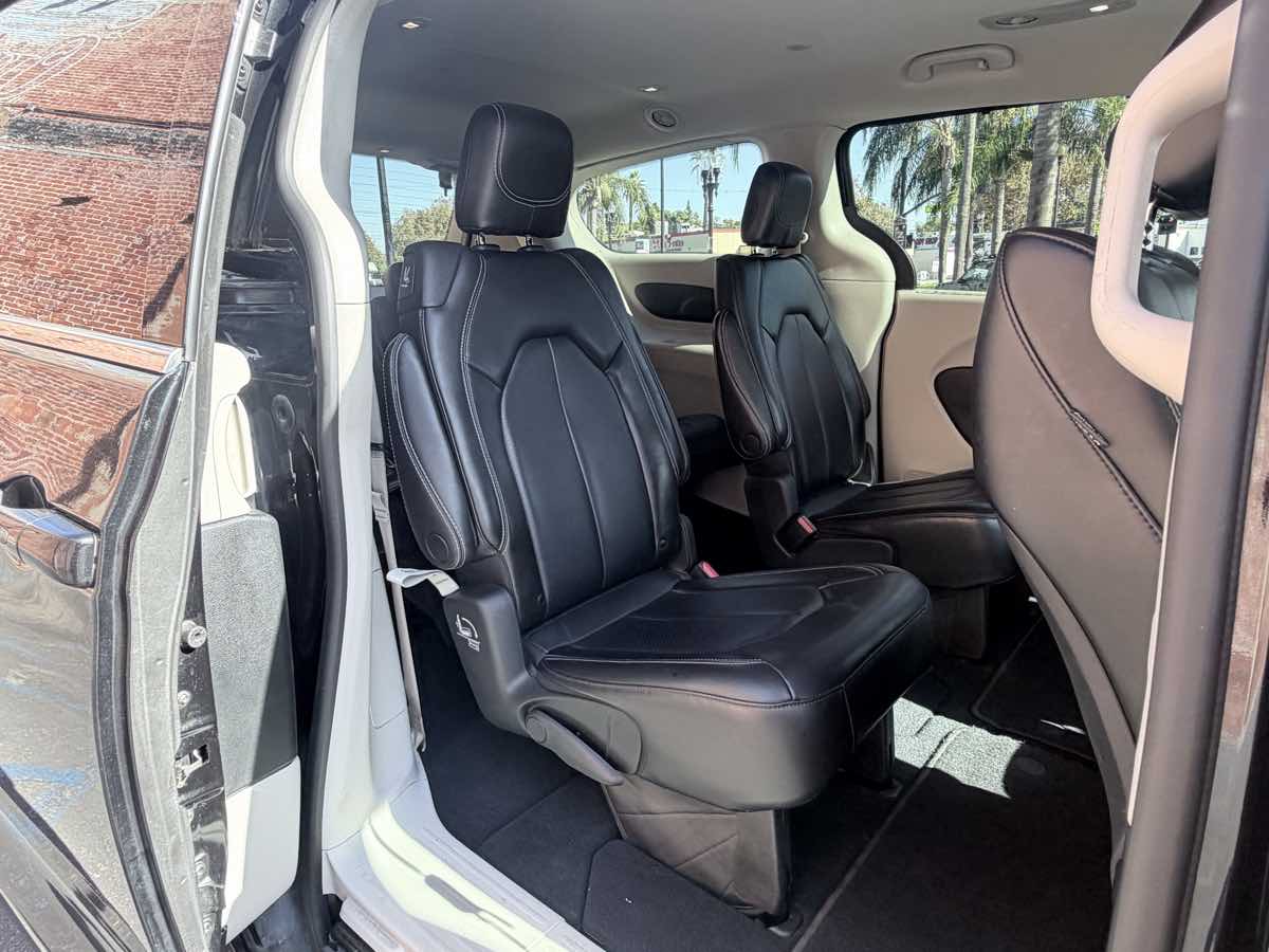 Chrysler Pacifica photo 16
