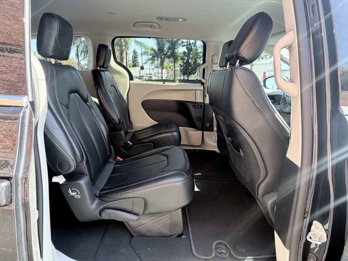 Chrysler Pacifica photo 17