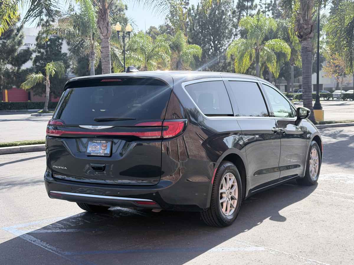 Chrysler Pacifica photo 18