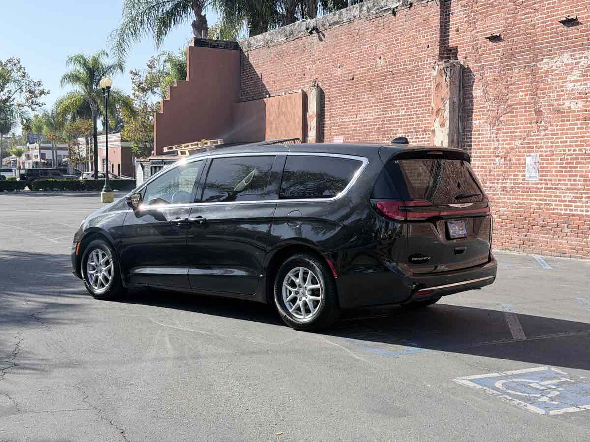 Chrysler Pacifica photo 19