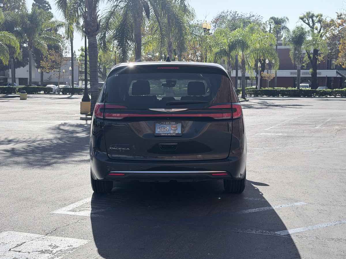 Chrysler Pacifica photo 20