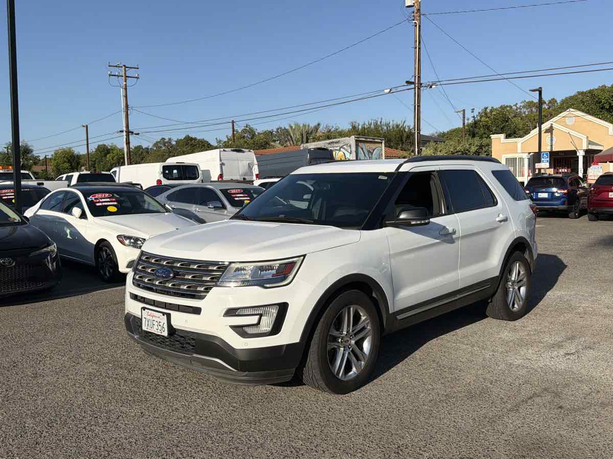 Ford Explorer photo 2