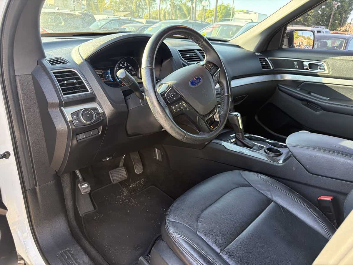 Ford Explorer photo 8