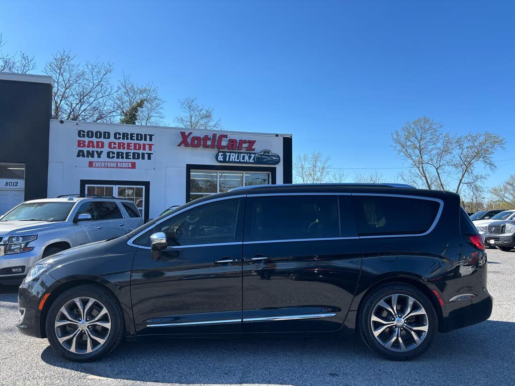 2017 Chrysler Pacifica Limited's photo