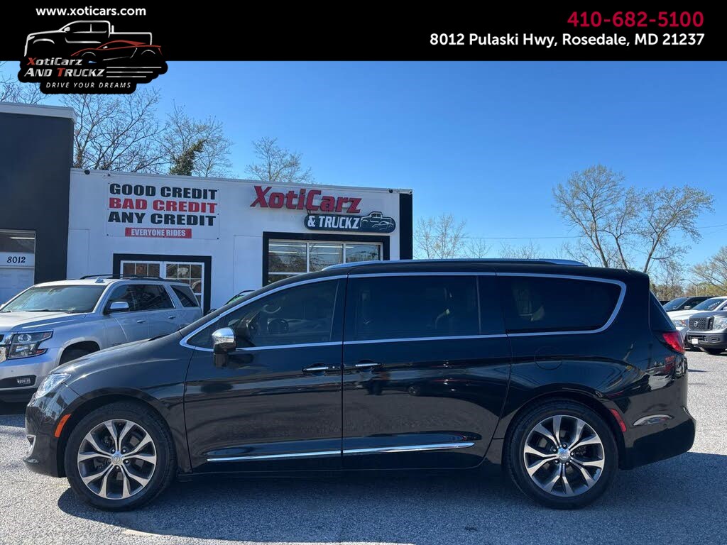 2017 Chrysler Pacifica Limited's photo