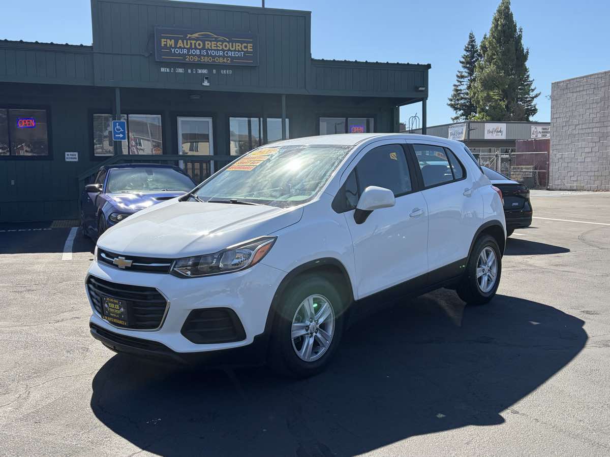 2020 Chevrolet Trax LS - Photo 2
